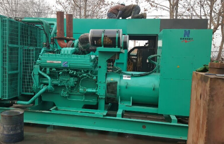 洛南发电机组如何判断水冷式机油散热器内部是否需要清洗？